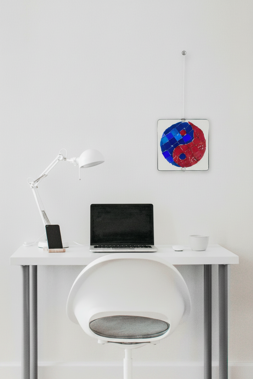 Bureau avec œuvre Yin Yang rouge et bleu