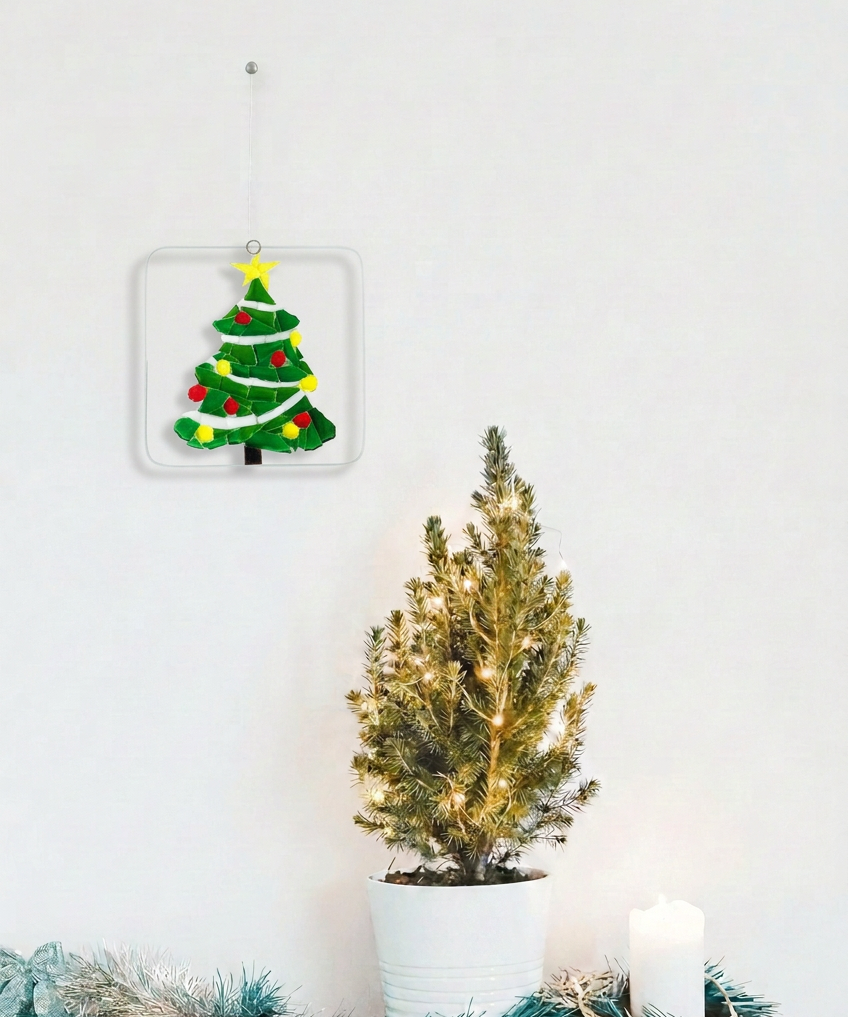 Même scène de Noël avec l’œuvre du sapin à la place de la boule